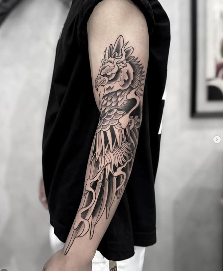 Tatuagem Gavião-Real em blackwork de influência oriental